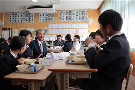 市長と話しながら給食を楽しみました