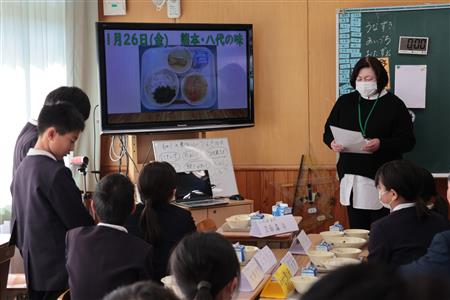 栄養教諭が当日の献立を説明
