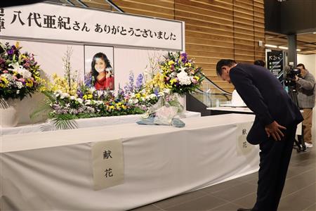 献花する中村市長　