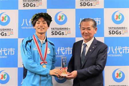 ▲古川選手(左)と中村市長(右)