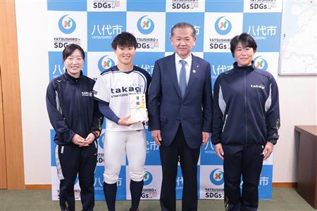 左から塩澤マネージャー、兼平主将、中村市長、来條監督