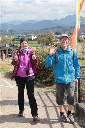 鏡ヶ池公園で手を振る参加者ら