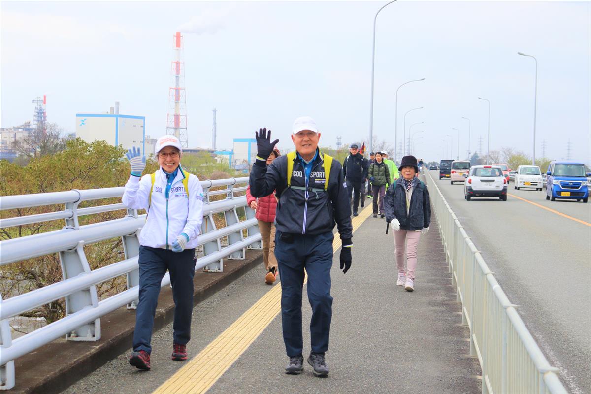新萩原橋で煙突を背景に笑顔で手を振る参加者ら