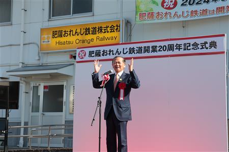 お祝いの言葉を述べる中村市長