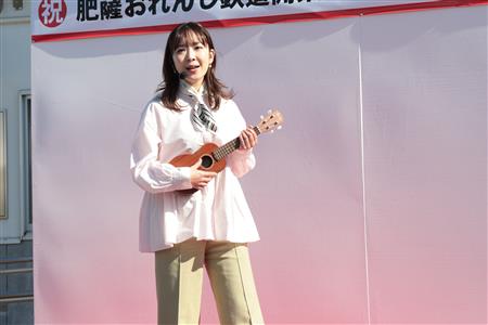 某番組内で制作されたおれんじ鉄道に関する曲「ORANGE RAILWAY」を歌う糸永有希アナウンサー