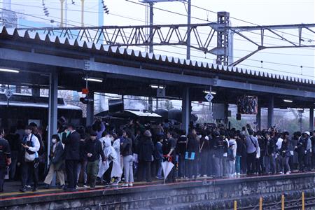 多くの人で賑わう八代駅