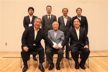 ▲前列左から八代商工会議所竹永淳一会頭、人吉商工会議所岩下博明会頭、水俣商工会議所深水康之会頭 後列左から人吉市商工観光課上村英明課長、県南広域本部岡村郷司本部長、中村博生市長、水俣市小林信也副市長