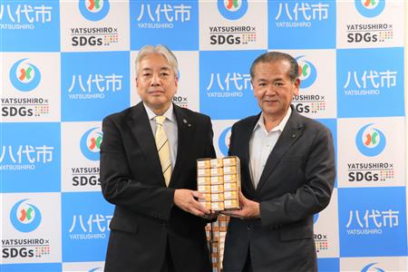 ▲田中代表（左）と中村市長（右）