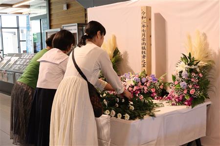市民　献花