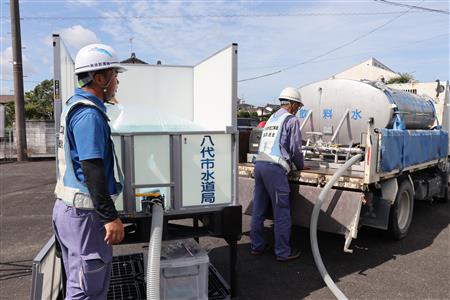 ▲組立式給水タンクに飲料水を補充する訓練
