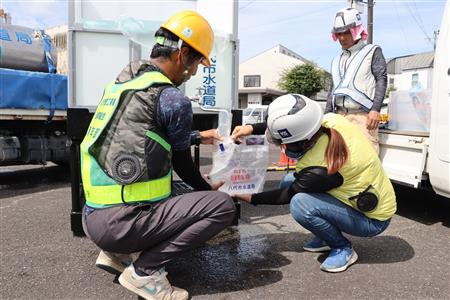 ▲給水袋に給水する訓練