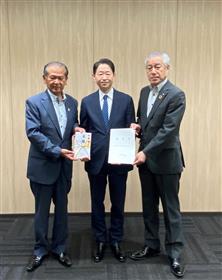 平井学長・市長・町長の手交