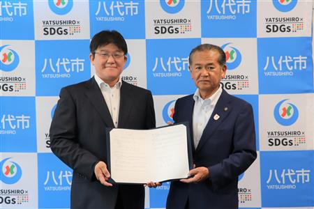 ▲正清代表取締役(左)と中村市長(右)