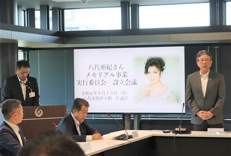 会長を務める福島誠治副市長(右)