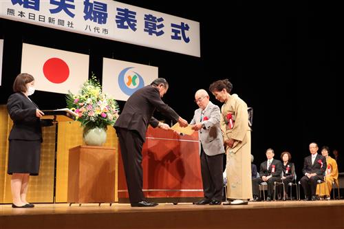 ▲中村市長から表彰状の授与