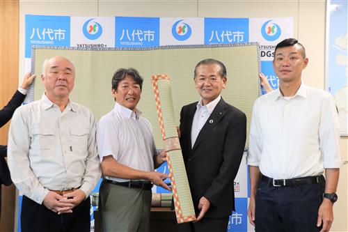 左から、城南畳睦会の山田豊副会長、廣瀬会長、中村市長、勝田努副会長