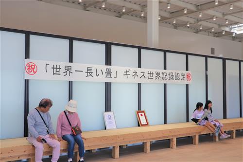 ▲くまモンポート八代に設置された「世界一長い畳」