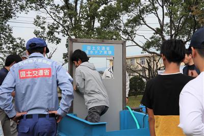 水圧ドア