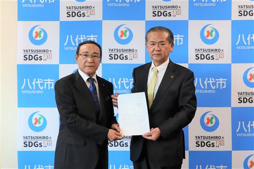 ▲德田会長（左）と中村市長（右）