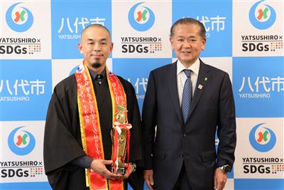 ▲田邊さん（左）と中村市長（右）