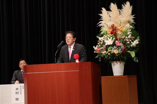 ▲来賓あいさつを行う金子恭之衆議院議員