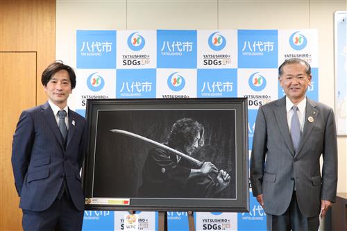 野㞍さん（左）と中村市長（右）