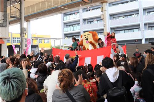 ▲オープニングイベントの餅投げ
