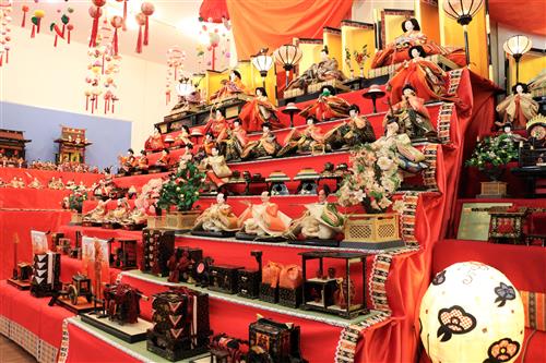 ▲八福商店に飾られたひな人形