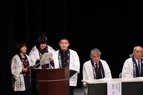 司会に挑戦する村島さん、杉本さん、友田さん