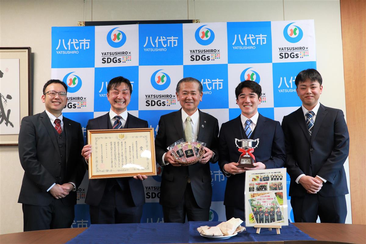 ▲中村市長（中央）と記念撮影　の画像