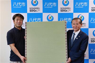 畳を手渡す深川代表取締役