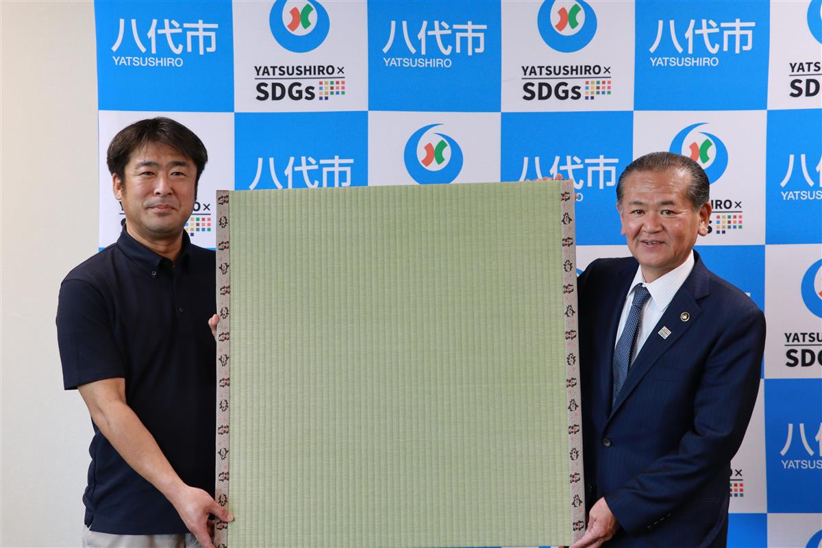 畳を手渡す深川代表取締役の画像