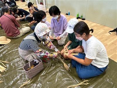 七夕綱飾り作りの様子