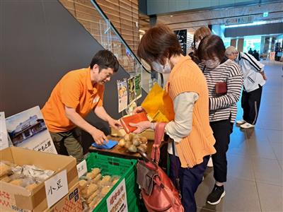 市役所での販売の様子