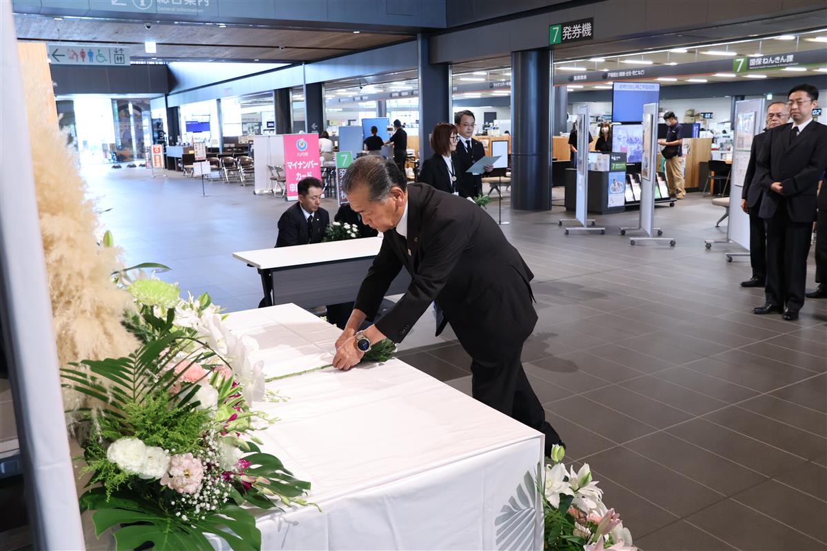 献花を行う中村市長の画像
