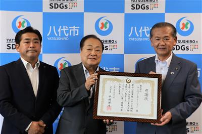 福岡益代表取締役社長（左）、福岡代表取締役（中央）、中村市長（右）