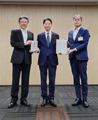 平井学長・副市長・西村課長の手交