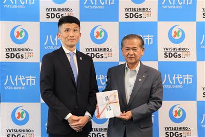 ▲寄付金の目録を手渡した小林代表取締役（左）、中村市長（右）