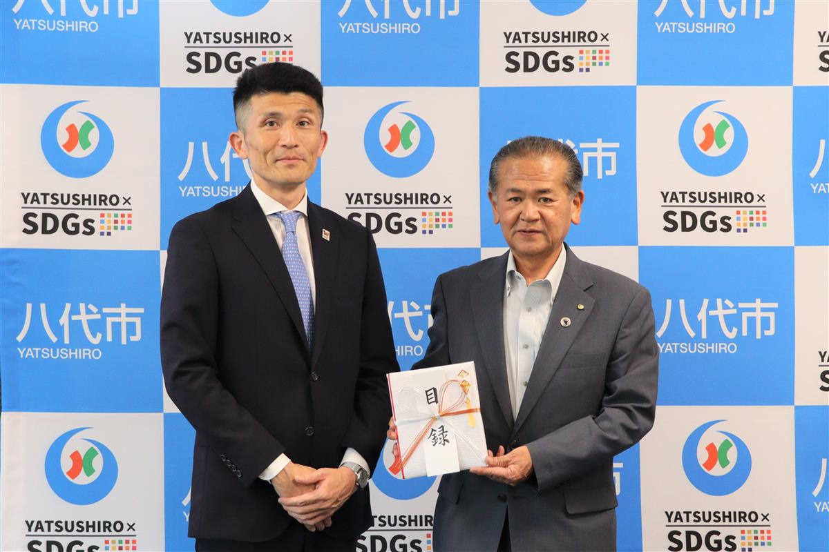 寄付金の目録を手渡した小林代表取締役（左）、中村市長（右）の画像