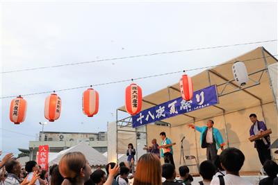 恒例の餅投げ　