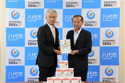 ▲株式会社大渕産業の大渕代表取締役（左）、中村市長（右）