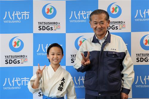 蓑田さん（左）と中村市長（右）