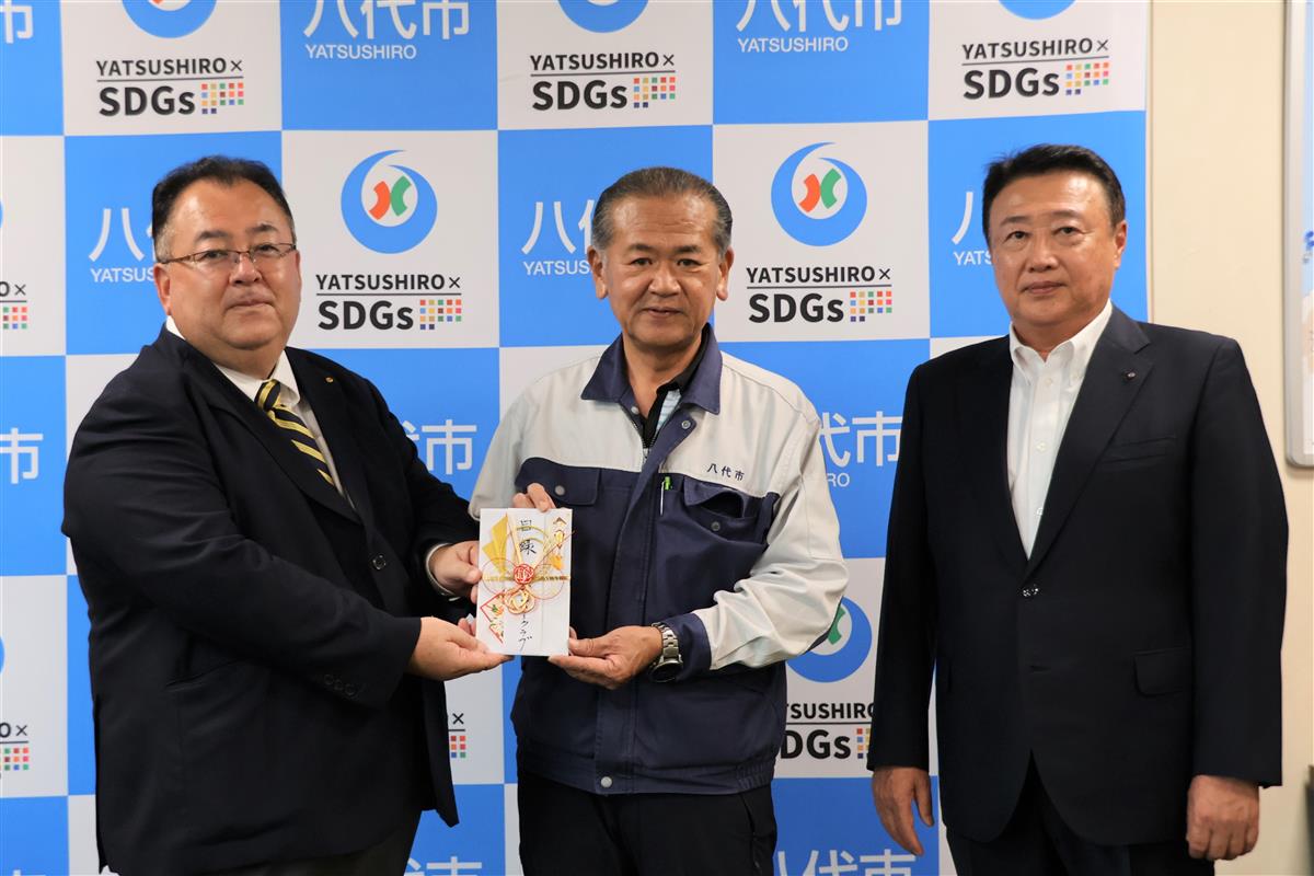 寄付金の目録を手渡した内田会長（左）、中村市長（中央）、豊岡浩明代表取締役（右）の画像
