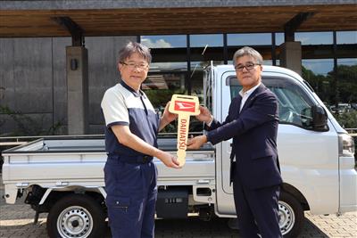 災害支援車両の鍵を手渡した畑島代表取締役（右）、福島副市長（左）