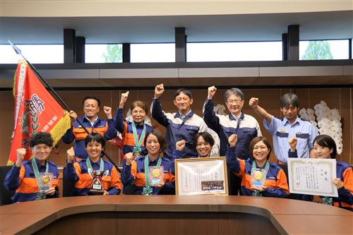 優勝した選手・団長らと小野市長、福島副市長