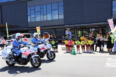 白バイやパトカー、地域の青パトによる交通安全パレード
