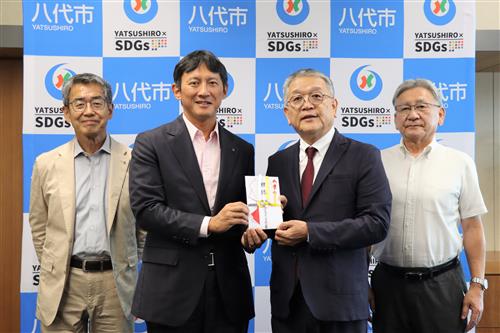 左から松嶋宏平さん、小野市長、前田代表理事、吉住一郎さん
