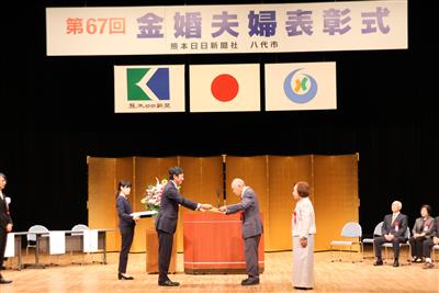 小野市長から表彰状の授与