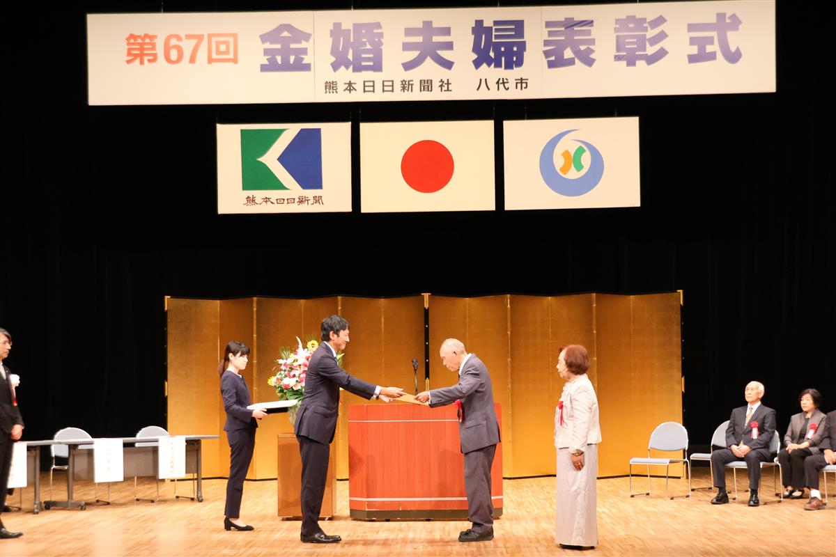 小野市長から表彰状の授与の画像