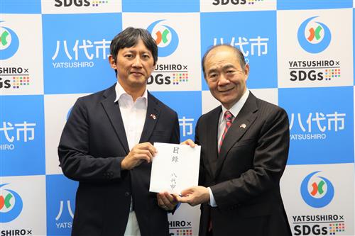 小野市長（左）と陳銘俊処長（右）